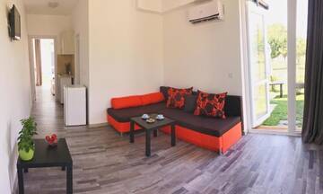 Фото номера Люкс, вид на сад Гостевой дом Karia Apartments г. Шабла 5