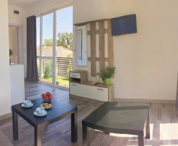 Фото номера Люкс, вид на сад Гостевой дом Karia Apartments г. Шабла 6