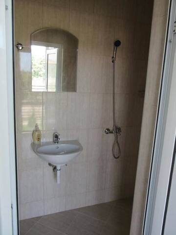 Фото номера Люкс, вид на сад Гостевой дом Karia Apartments г. Шабла 14