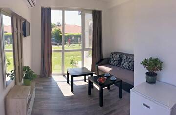 Фото номера Люкс, вид на сад Гостевой дом Karia Apartments г. Шабла 17